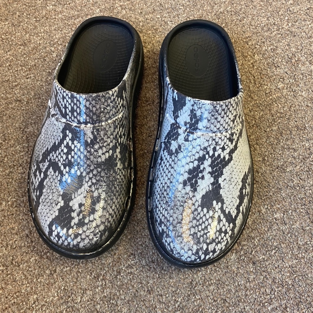 Women’s size 10 Oofos snake print clogs